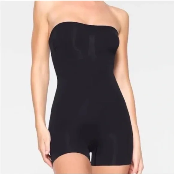 Skims Black Seamless Sculpt Strapless Shortie Bodysuit. Comes with straps NWOT - Picture 2 of 5